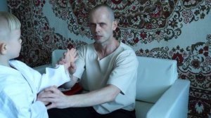 Папа избивает сына 5 лет. Слабонервным не смотреть! Жестокое каратэ дома. Бьет реально!