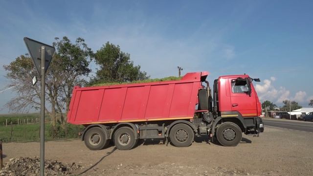 Уборка Винограда комбайном на Винограднике 20 тон едет на Винодельню смотреть онлайн