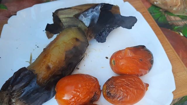 Овощи на мангале. Баклажан, помидор и перец на костре.