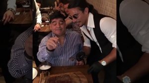 Турецкий повар нусрет гекче готовит мясо для Марадоне