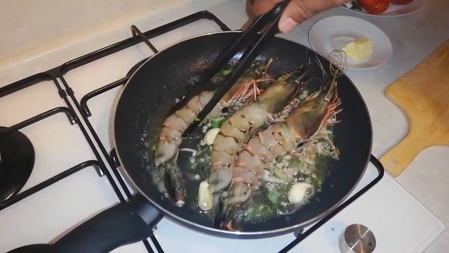 Большие креветки Гамбас с петрушкой смотреть онлайн