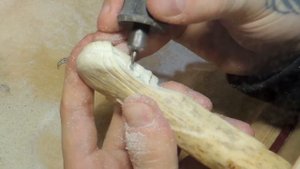 Резьба гравером рукоять ножа из рога Гуль