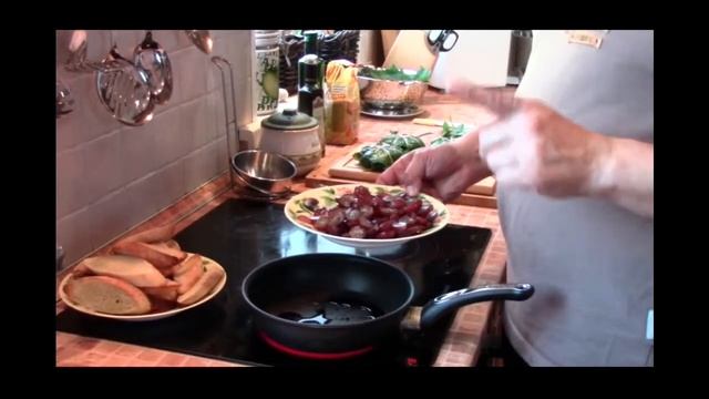 Бри в виноградных листьях с сальсой из винограда смотреть онлайн