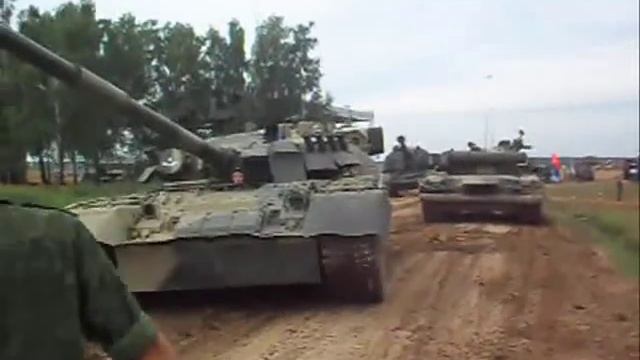 Смотреть всем! Т-80У - красота и мощь на танковом биатлоне в Алабино смотреть онлайн
