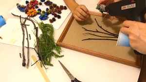 Поделка-картина из шишек