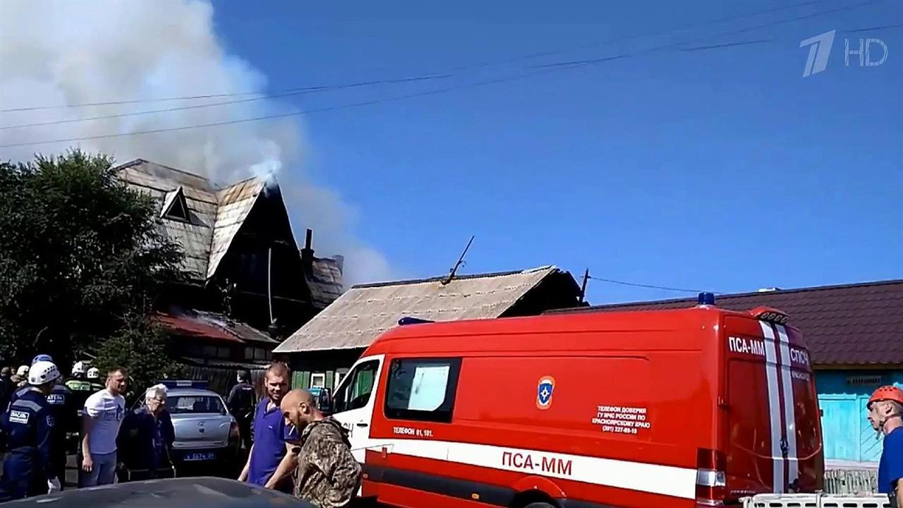 В Красноярске тушат сильный пожар в доме престарелых