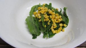 Салат из индейки с кукурузой и щавелем