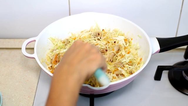 Выкладываю в сковородку курицу, рис, овощи и вкусный ужин готов! смотреть онлайн