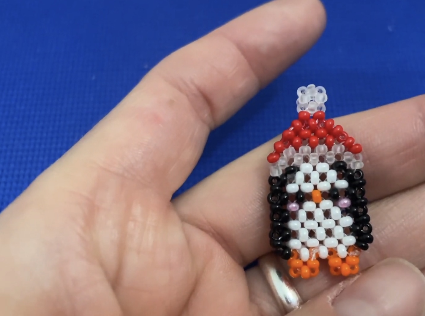 Пингвин в новогодней шапочке из бисера Фигурка в технике крестик смотреть онлайн