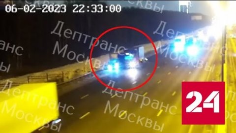 Кадры столкновения двух грузовиков на МКАД попали на камеру - Россия 24 