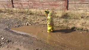 Прыгаем по лужам, как Свинка Пеппа. Упали в грязь.