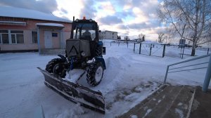 МТЗ 82 1 Немного застрял Чистим дороги от снега.