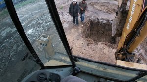 Копаю ямки под бетонный массив. Прикольные дедушки.