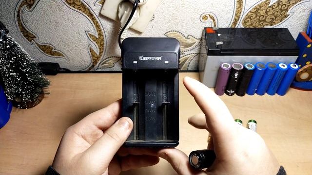 Как проверить заряжена ли батарейка или нет ? Как зарядить АКБ 18650 ? смотреть онлайн