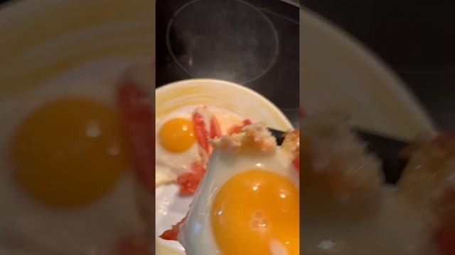?Яичница в помидорках.Очень вкусно?#рекомендации #блоггер #зима❄️#лайфстайлблог #едимвкусно #еда?