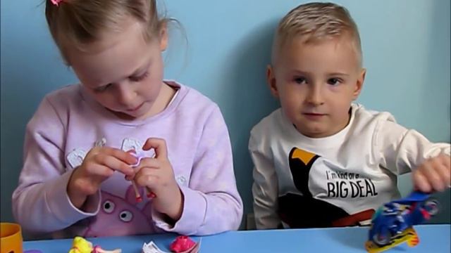 Maxi Kinder Surprise unboxing: Batman, Polly Pocket Disney Princess Barbie Minnie Angry Birds смотреть онлайн