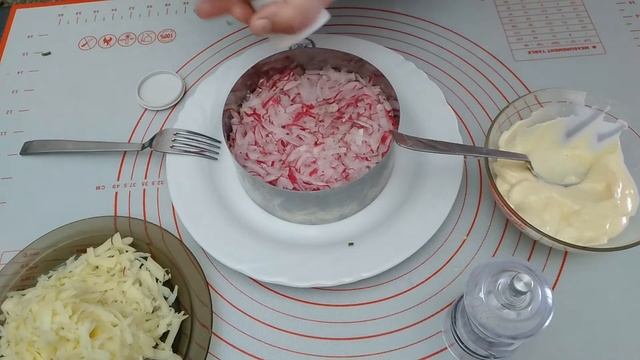 Летний овощной салат с редисом и яйцами