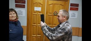 Кокоулин Е Б снимает на видео гражданку Лебедеву в Ленинском районном суде