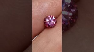 Муассанит розовый 1,0 карат