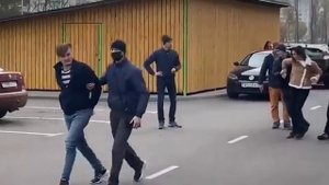 Неизвестные в штатском задерживают парня и девушку в Зеленом Бору