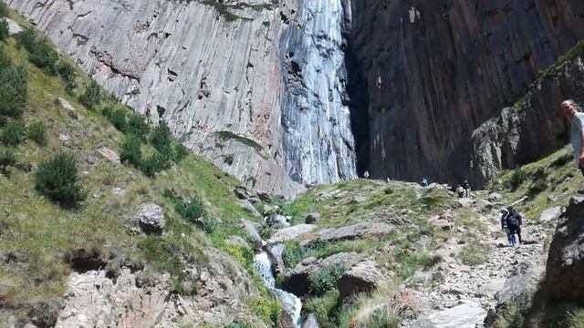 Водопад Абай-Су в Кабардино-Балкарии, высота - 78 метров. Находится в приграничной зоне с Грузией