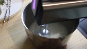 Пример работы ручного миксера Vitek VT 1401 (взбиваем белок до пиков)
