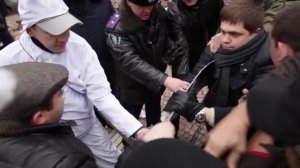 В Киеве оппозиционеры напали на акцию в защиту женщин