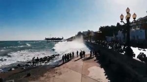 Ялта, волны, октябрь