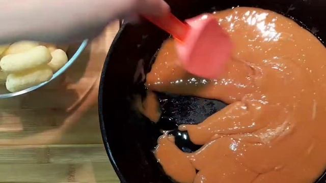 Колбаска из ирисок с кукурузными палочками