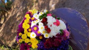 БУКЕТ ИЗ САДОВЫХ ЦВЕТОВ СВОИМИ РУКАМИ.ОЦЕНИТЕ КОММЕНТАРИЕМ К ВИДЕО.