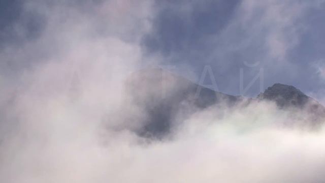 01 016. Алтайские горы в облаках. Приобретайте видео смотреть онлайн