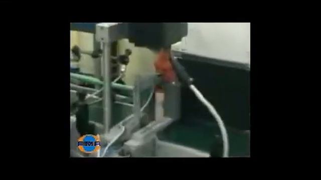 Нанесение этикетки на флаконы с бытовой химией