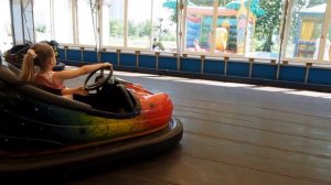Парк аттракционов катаемся на машинках/The amusement park we ride machines