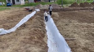 Укладка геотекстиля в траншеи дренажа