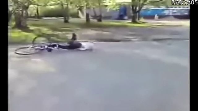 Пов: когда упал с велика и стёр колена мамка: сынок ты тупой баран смотреть онлайн