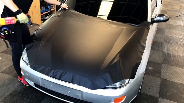 Jak samodzielnie okleić maskę folią wylewaną 3M 1080 Matte Black. Vlog #3 смотреть онлайн