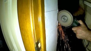 Проходят годы...И замок на входной двери перестал закрываться.