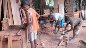 Кустарное производство мебели из ценных пород древесины. Мадагаскар, джунгли..