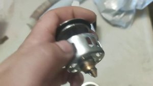 Сравнение двух донных клапанов для душ кабины.Нового и старого образца.