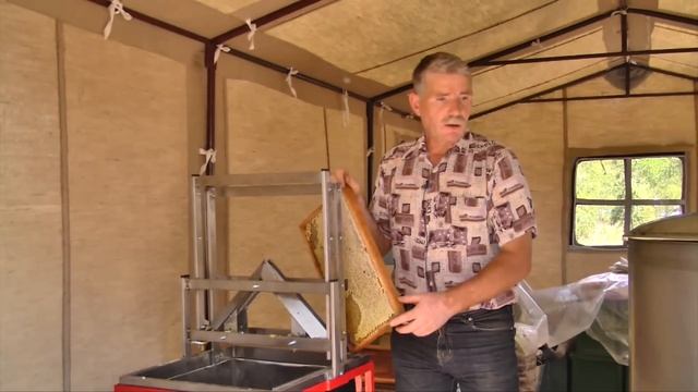 Новое оборудование по откачке меда на пасеках Украины (радиальная медогонка МР- 48Б и электроножи) смотреть онлайн