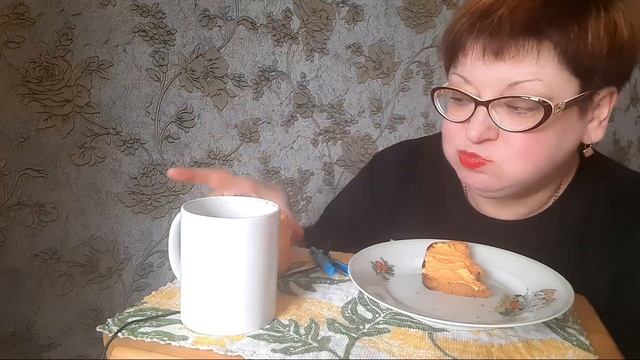 А на пожрать, бутерброд и икра мойвы,наконец дожрала/Мукбанг бутерброды с икрой/