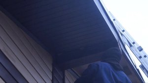 Обшивка дома сайдингом своими руками [КАК ОБШИТЬ ДОМ САЙДИНГОМ?] Монтаж фасадных панелей