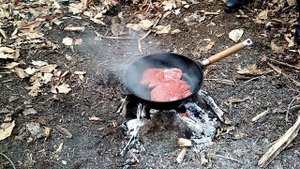[РЕЦЕПТ] Лесной стейк от Робинзона и его Бороды. Жарим мясо на сковороде в лесу