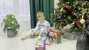 Артём получает подарки на Новый 2023 год от ДЕДА МОРОЗА