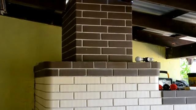 Уличная печь под навесом на даче из кирпича с маленькой русской печкой