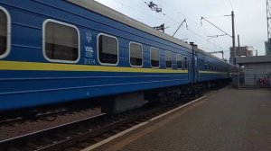 Приветливый ЧС4-186 с поездом 98 Свитязь Ковель-Киев прибывает на станцию Киев-Пасс.