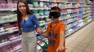 Брат покупает продукты с закрытыми глазами