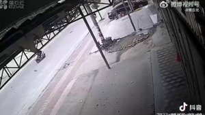 Тесла потеряла управление и на полной скорости влетела в здание. Двое погибли - Москва 24