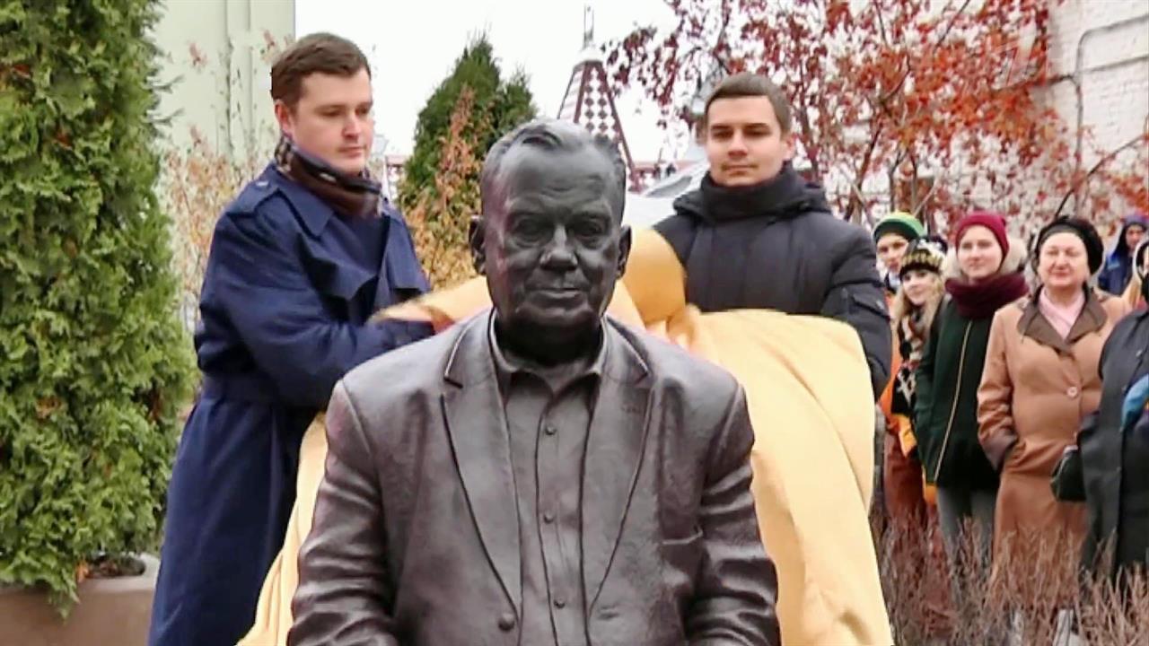 Памятник Эльдару Рязанову открыли в Самаре - на родине выдающегося кинорежиссера