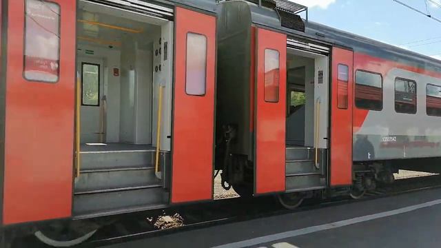 Электропоезд ЭП2Д-0088 прибывает и отправляется с о.п. Совхоз Бердский смотреть онлайн